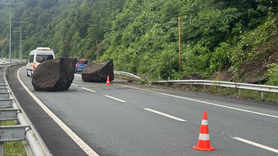 Karadeniz Sahil Yolu'nu Kopan Dev Kaya Parçaları Ulaştıramadı