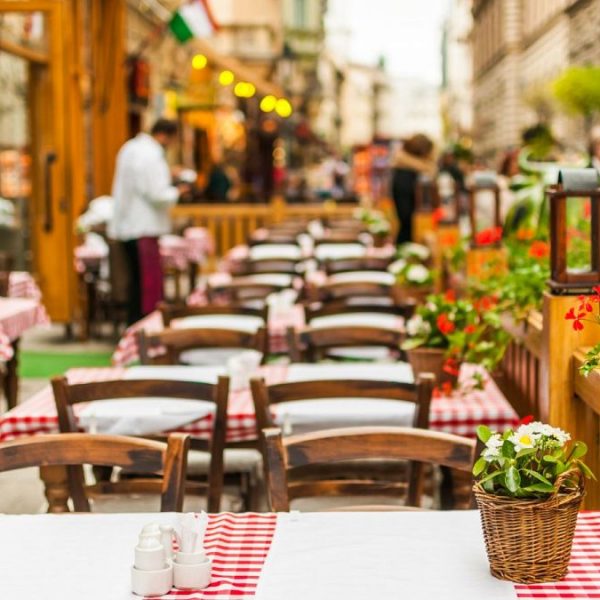 Barselona restoranları daha fazla kar elde etmek için 'yalnız' müşterileri reddediyor