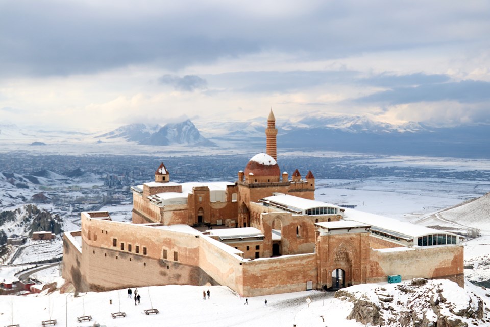 İshak Paşa'nın tarihi sarayı karla kaplandı - 2