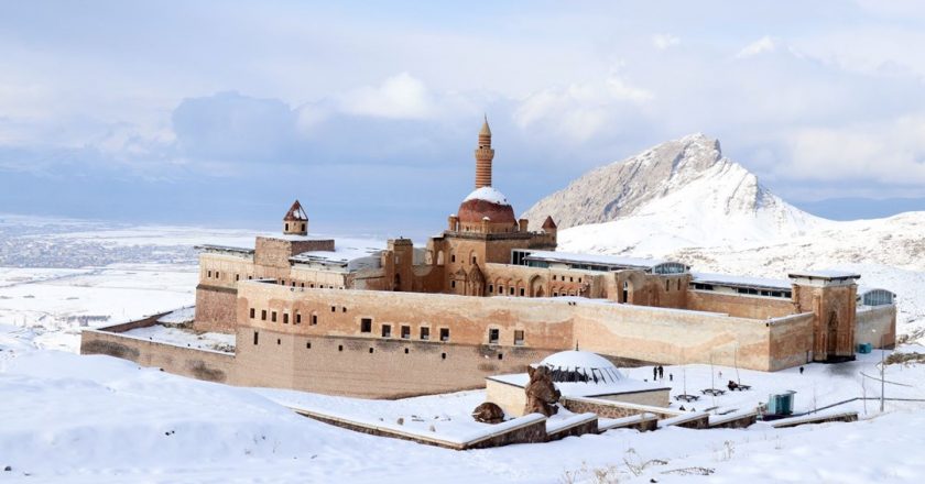 İshak Paşa'nın tarihi sarayı karla kaplandı