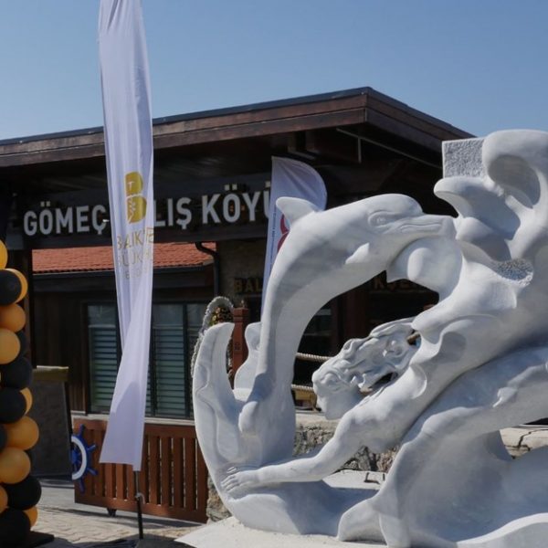 Mermer heykellerden oluşan su altı galerisine ev sahipliği yapan Gömeç Dalış Köyü açıldı