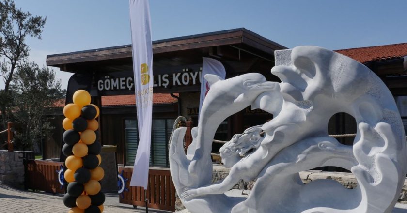 Mermer heykellerden oluşan su altı galerisine ev sahipliği yapan Gömeç Dalış Köyü açıldı