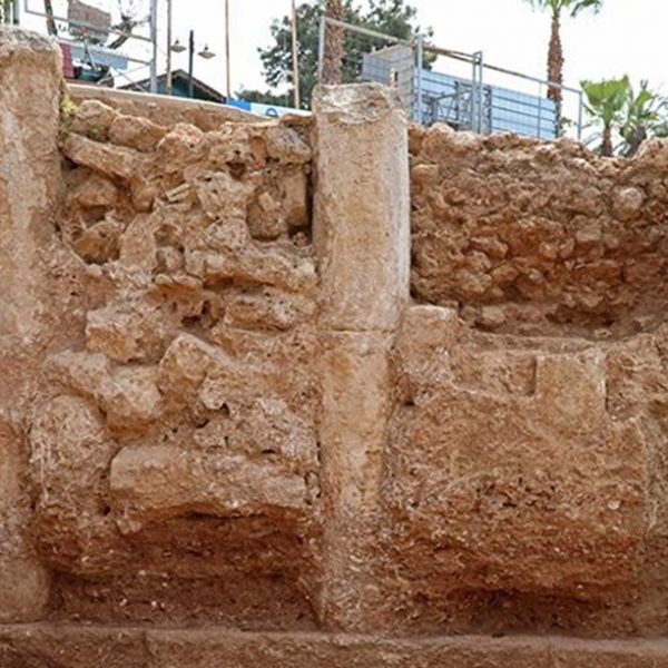 Antalya'da Hıdırlık Kulesi'nde yapılan kazılarda sütunlu yapı ortaya çıkarıldı.