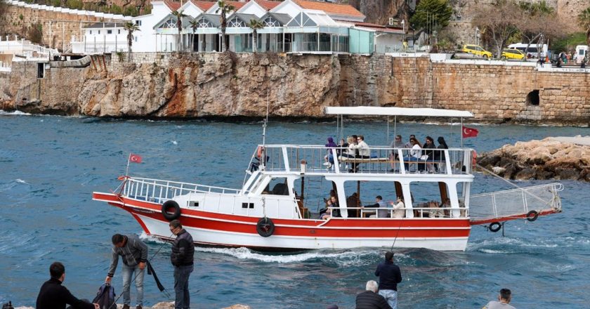 Antalya'da turist tekneleri yaz sezonu için gün sayıyor