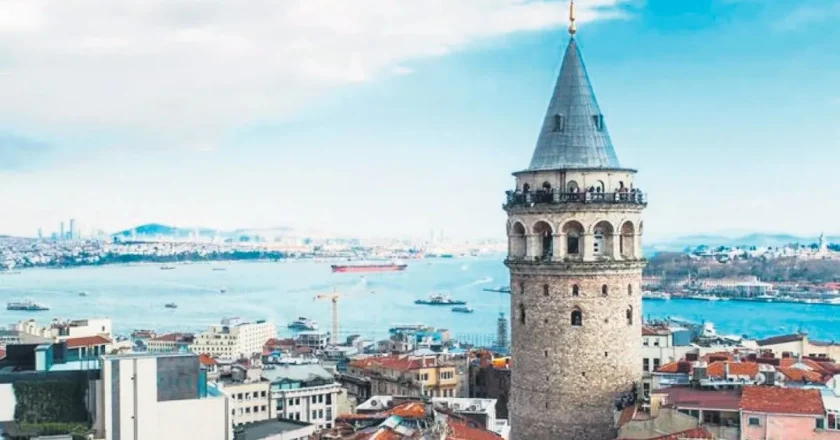 İstanbul'da başıboş bir genç, Galata Kulesi