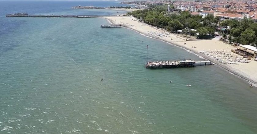 Tekirdağ'ın Şarköy ilçesindeki mavi bayraklı plajlar yerli ve yabancı turistleri ağırlıyor.