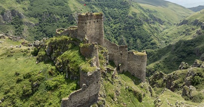 Ardahan'daki Şeytan Kalesi her mevsim ziyaretçilerini ağırlıyor