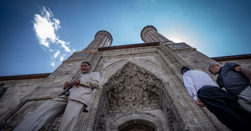 Antik kentin siluetiyle bütünleşen Çifte Minareli Medrese, turistlerin ilgi odağı oluyor.