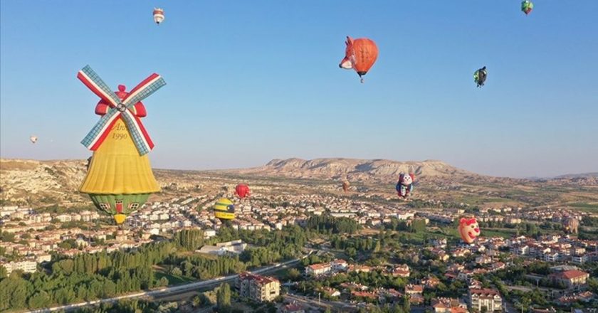 Rengarenk sıcak hava balonları Ürgüp'ün gökyüzünü renklendirdi