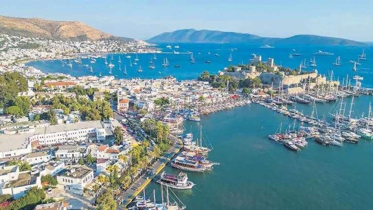 Bodrum'da gündüz deniz, gece kültür sanat