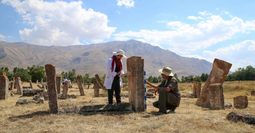 Van Gölü'nde bulunan Selçuklu mezar taşları ait oldukları yere taşındı