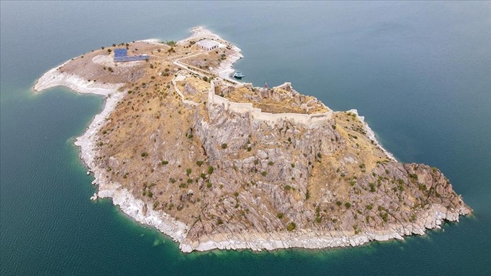 Tarihi ada görünümlü Pertek Kalesi'ne turistlerden yoğun ilgi - 2