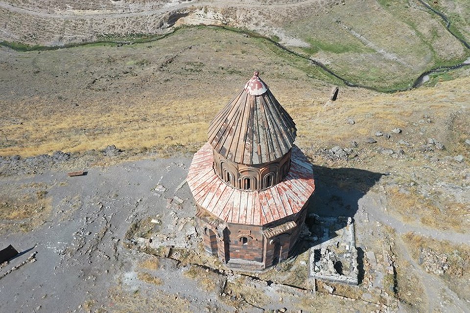 Ani Harabeleri'ndeki Abughamrents kilisesinin duvarlarındaki kirletici yazılar siliniyor - 3