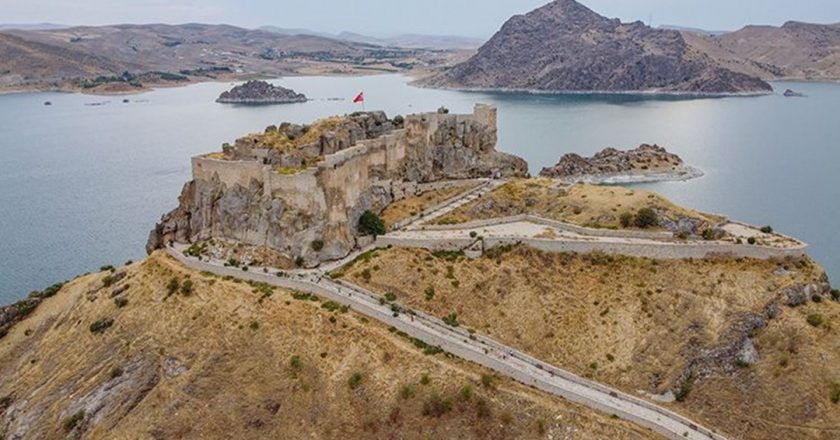 Ada görünümündeki tarihi Pertek Kalesi'ne turistlerden büyük ilgi