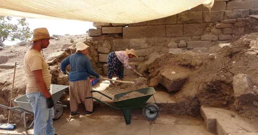 Assos Antik Kenti'nde yapılan çalışmalarda çeşmeler, hanlar ve surlar gün yüzüne çıkıyor