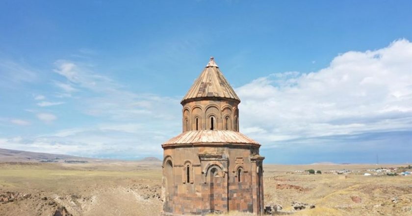 Ani Harabeleri'ndeki Abughamrents kilisesinin duvarlarındaki kirletici yazılar siliniyor