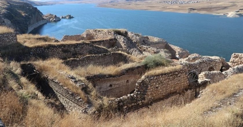 Hasankeyf'te yapılan kazılarda bin yıllık askeri yapının kalıntıları ortaya çıktı.