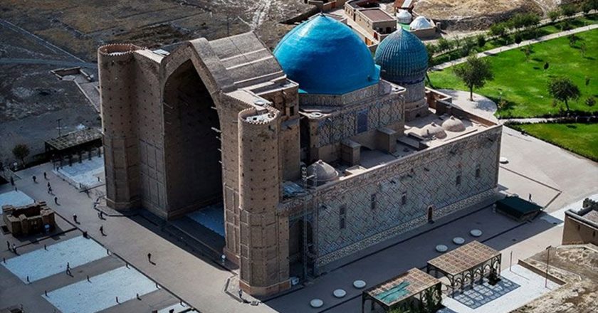 Kazakistan'ın Türkistan şehri tarihi zenginlikleri ile büyülüyor