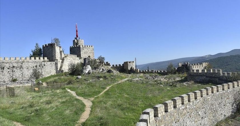 Sarp kayalıkların üzerine kurulu Boyabat Kalesi dikkat çekiyor.