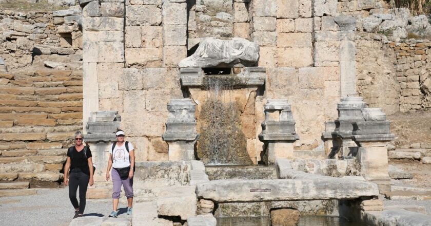 Antik Perge Çeşmesi’nden 1800 yıl sonra su akmaya başladı