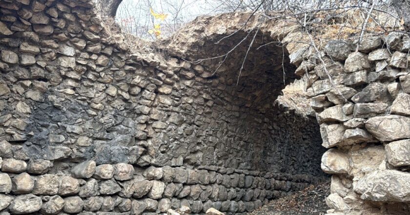 Nemrut Dağı’nın eteklerinde yaklaşık 750 yıllık han ve köprü bulundu