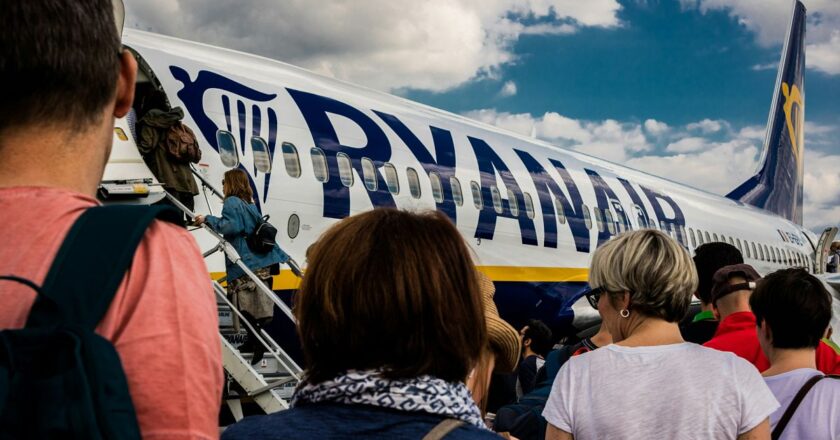 Ryanir, Danimarka’ya olan “yolcu vergisi” talebinden sonra iki havaalanından emekli olmaya karar verdi