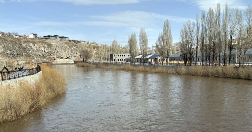 Buzla kaplı Kura Nehri tamamen çözüldü