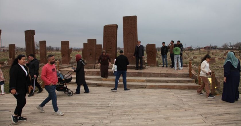 Ahlat Selçuklu Meydan Mezarlığı’na bayramda yoğun ilgi