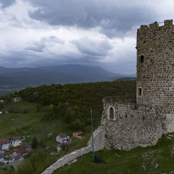 Bosna Hersek’teki Sokolac Kalesi  zamana direniyor