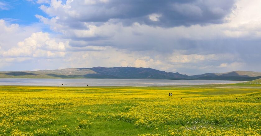 Keşiş Gölü ziyaretçileri eşsiz manzaranın tadını çıkarıyor