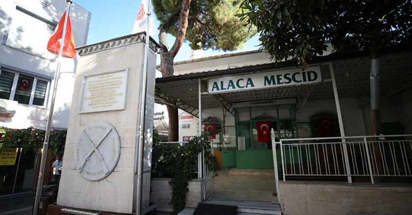 Balıkesir’deki Alaca Mescid Camisi restorasyonun ardından ibadete açıldı