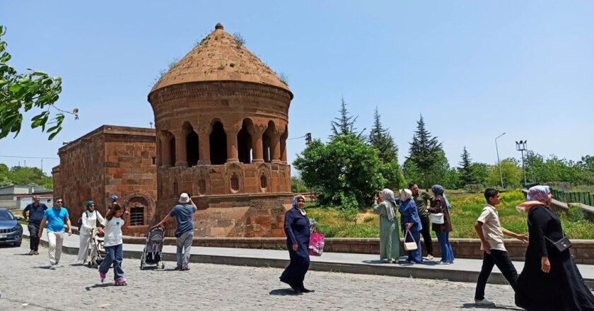 Açık hava müzesi Ahlat’ta bayram yoğunluğu