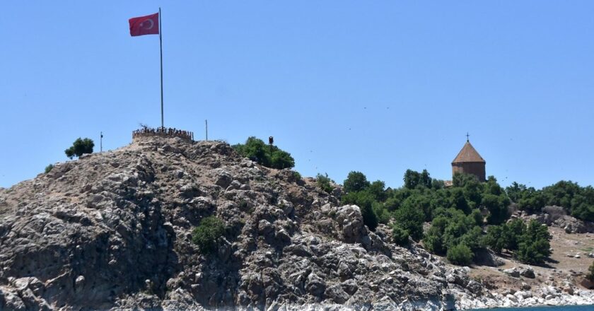 Van Gölü’ndeki Akdamar Adası’na yoğun ilgi