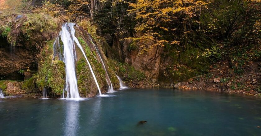 Saray Şelalesi’nde sonbahar güzelliği: Görsel şölen yaratıyor