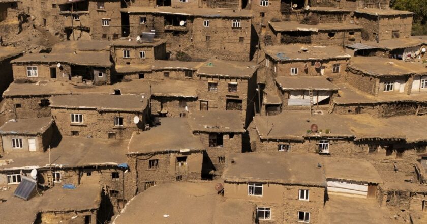 Bitlis Hizan’daki taş evler yüzyıllara meydan okuyor