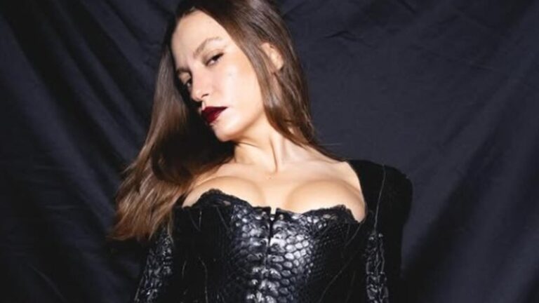 Serenay Sarıkaya leoparlı kombiniyle geceye damga vurdu! ‘Gecelik giymiş’ Fiyatını duyan inanamadı
