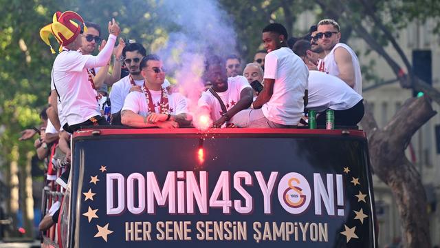 CANLI : Galatasaray, şampiyonluk kupasını kaldırıyor! Büyük coşku başladı